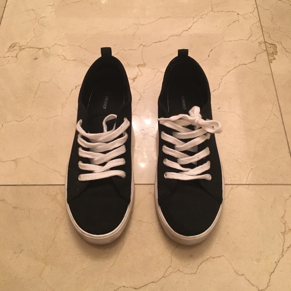 BLACK CASUAL SNEAKERS (SIZE 7)